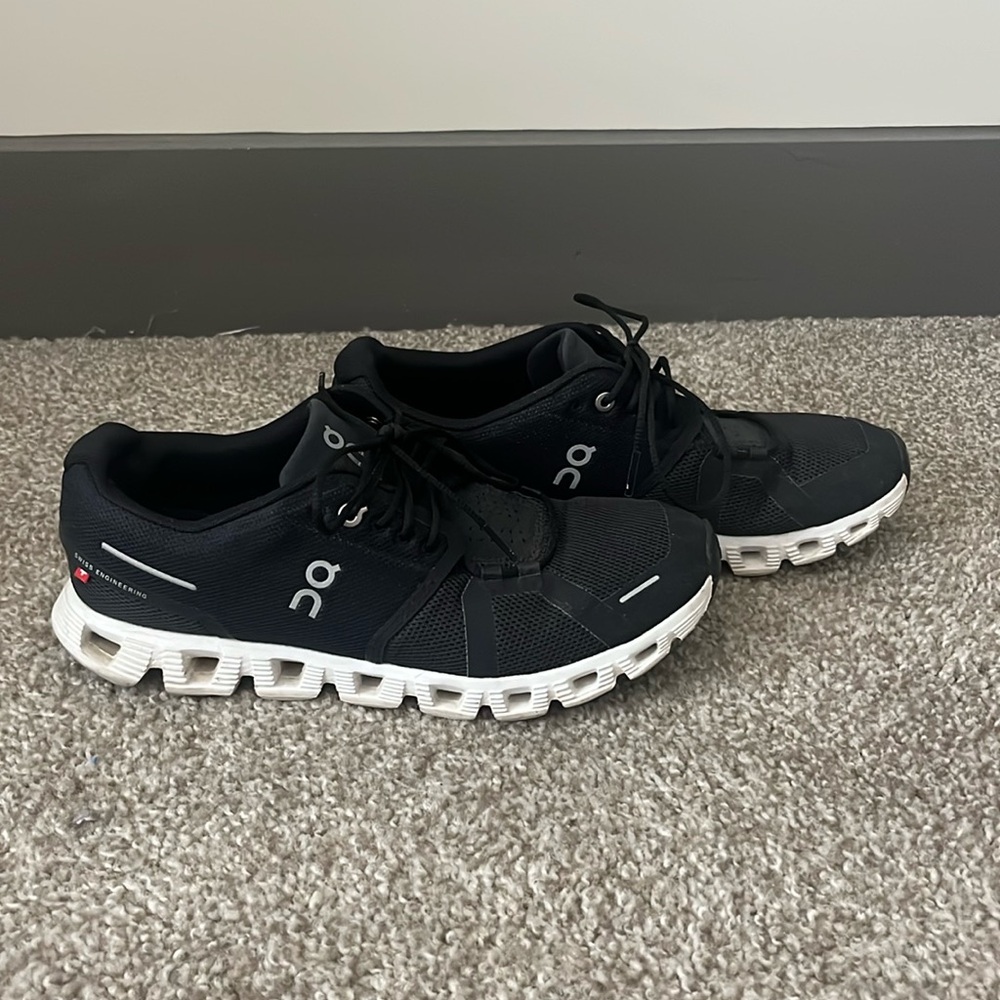 Women’s on cloud sneakers size 9